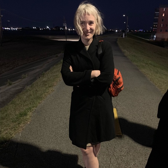 Meet your Posher, Lauren - Picture 2 of 3